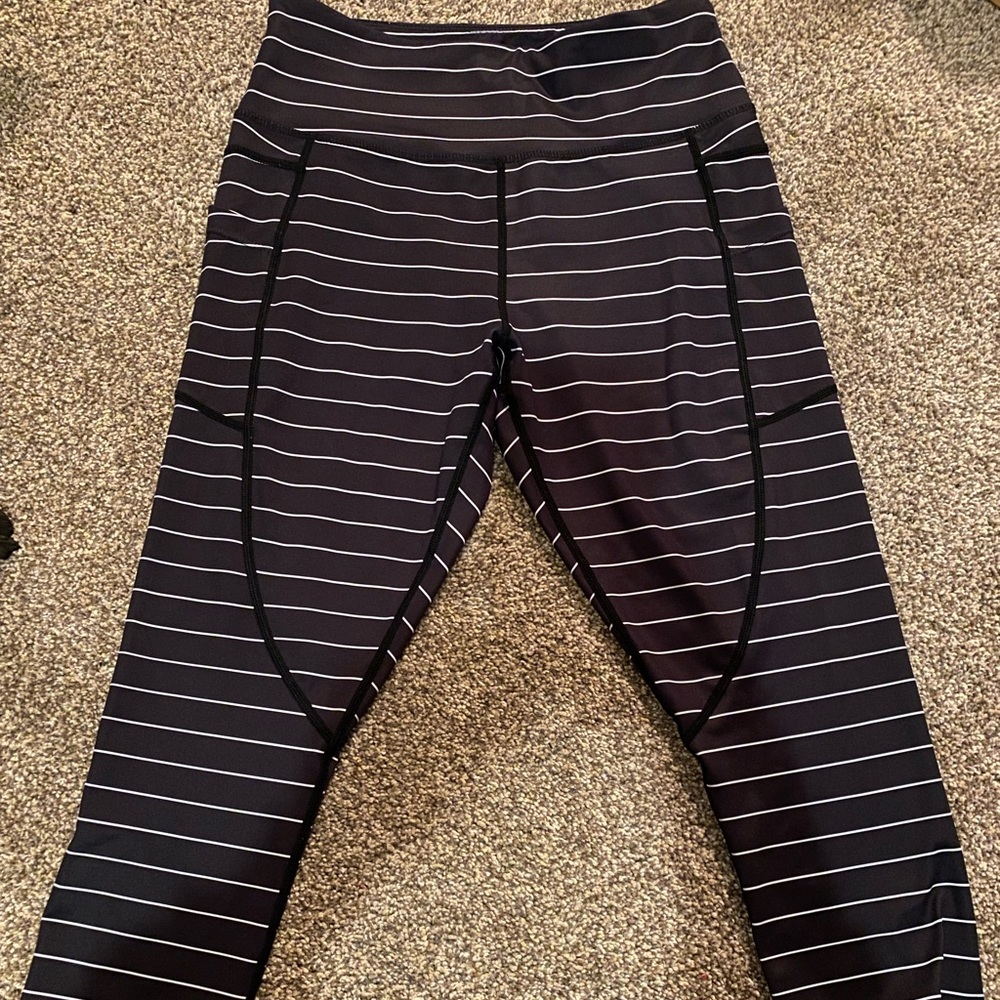 ZYIA Black Stripe Pocket Light n Tight Hi-Rise Capri 20". Size 8-10.